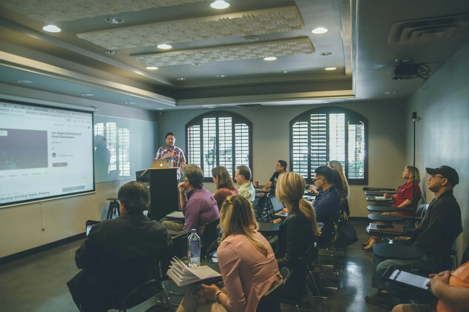 Turma em sala de treinamento com projeção