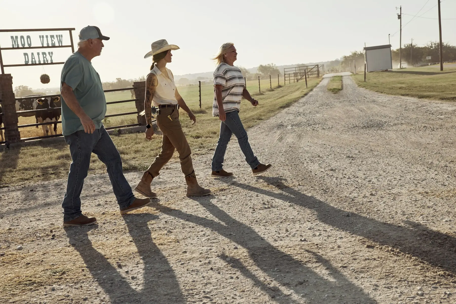 Grupo caminhando em visita a uma propriedade rural